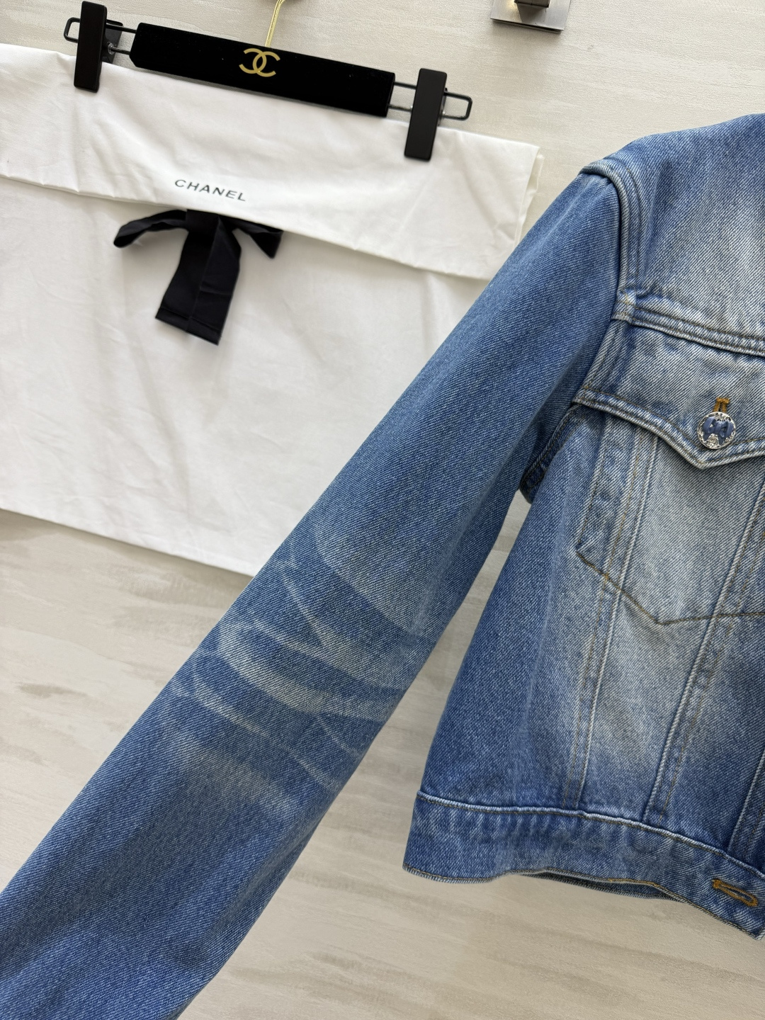 #Chane♡²⁶渐变做旧牛仔夹克外套 山茶花点缀精致高级 重工戏水做旧牛仔面料高级精致 高品质 现货首