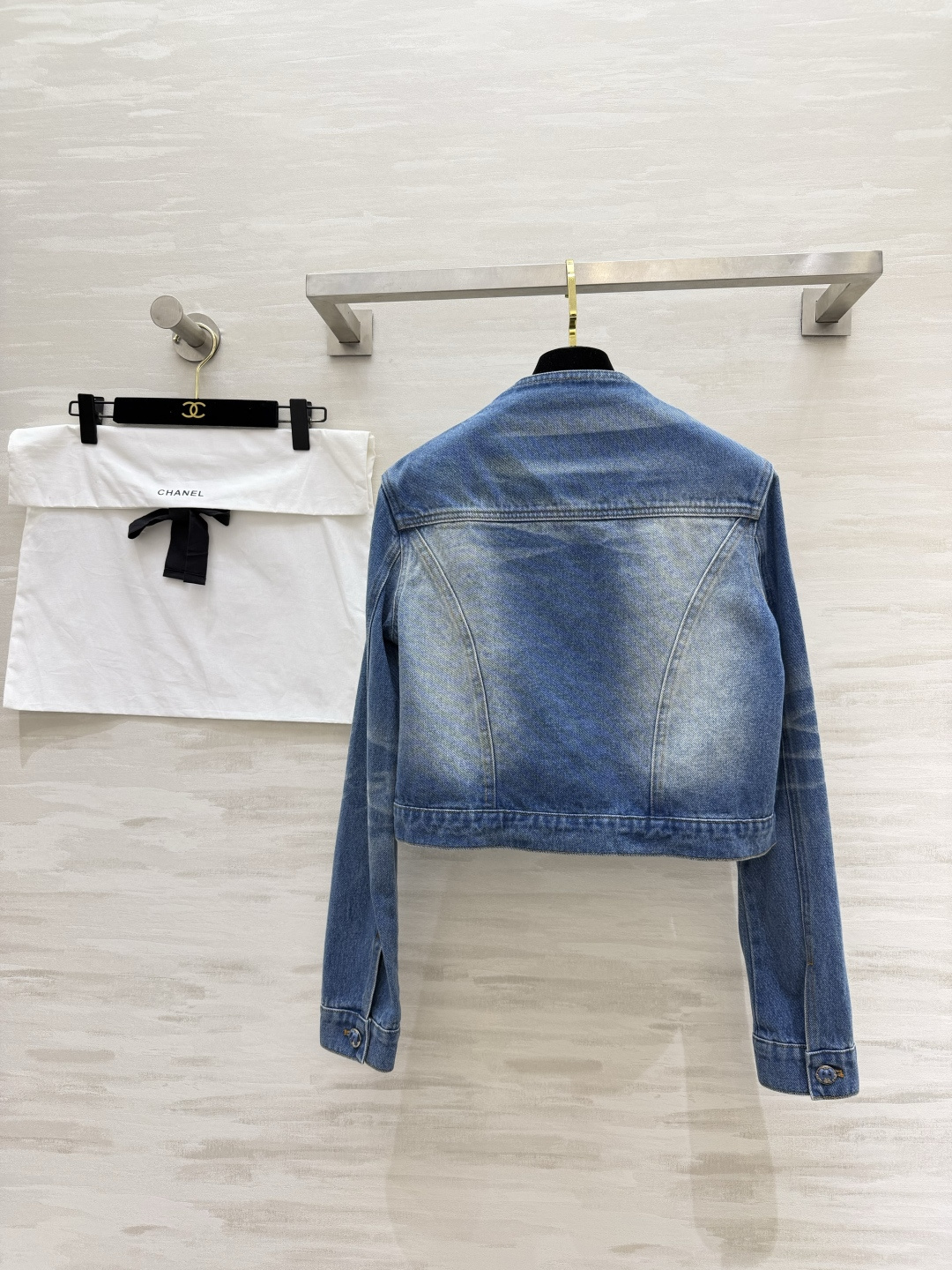 #Chane♡²⁶渐变做旧牛仔夹克外套 山茶花点缀精致高级 重工戏水做旧牛仔面料高级精致 高品质 现货首