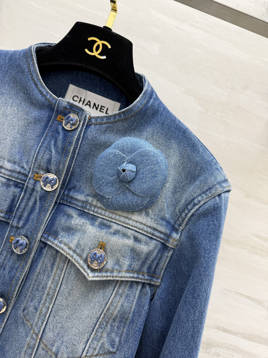 #Chane♡²⁶渐变做旧牛仔夹克外套 山茶花点缀精致高级 重工戏水做旧牛仔面料高级精致 高品质 现货首