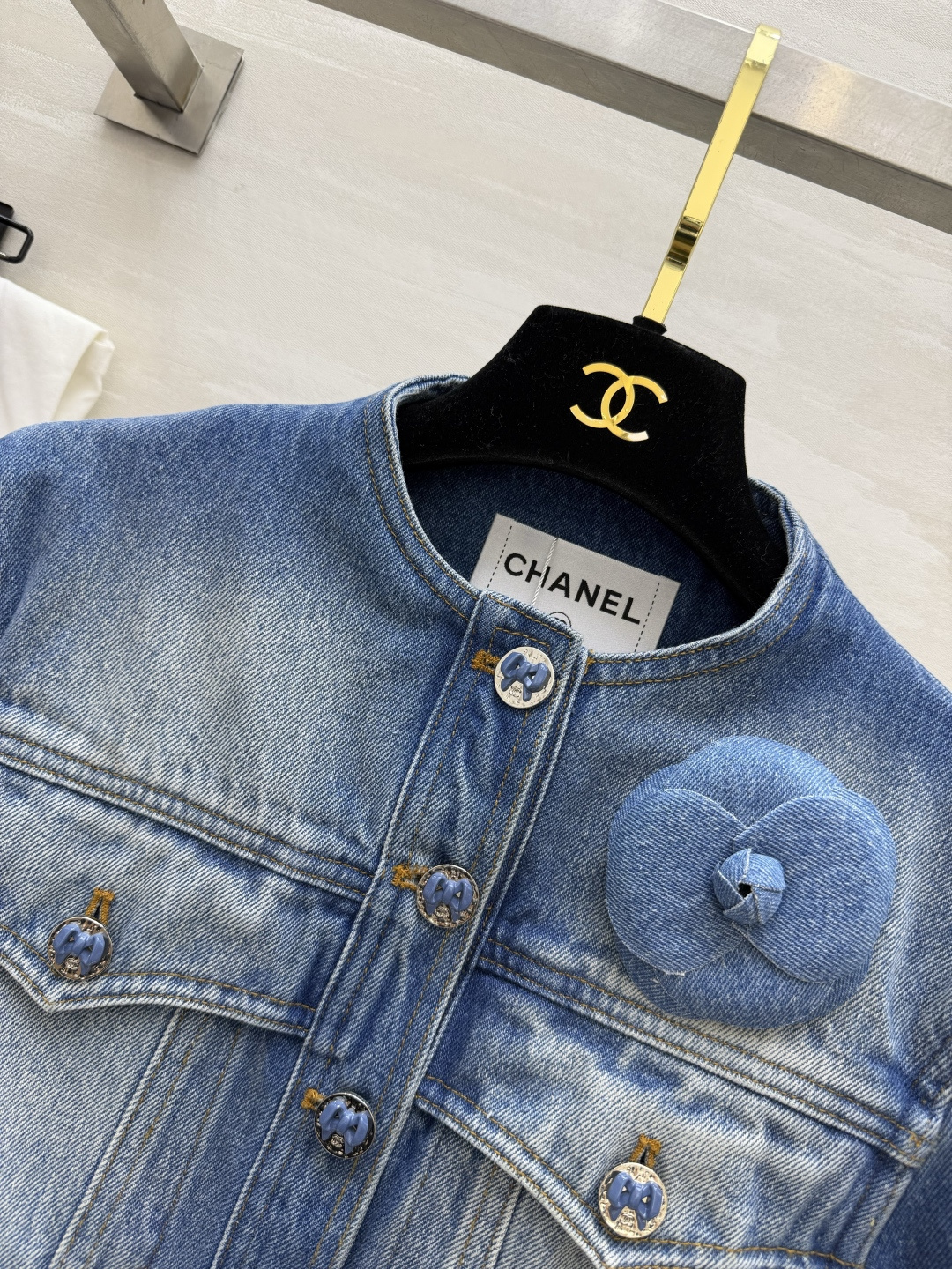 #Chane♡²⁶渐变做旧牛仔夹克外套 山茶花点缀精致高级 重工戏水做旧牛仔面料高级精致 高品质 现货首