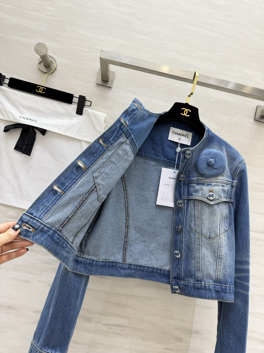 #Chane♡²⁶渐变做旧牛仔夹克外套 山茶花点缀精致高级 重工戏水做旧牛仔面料高级精致 高品质 现货首