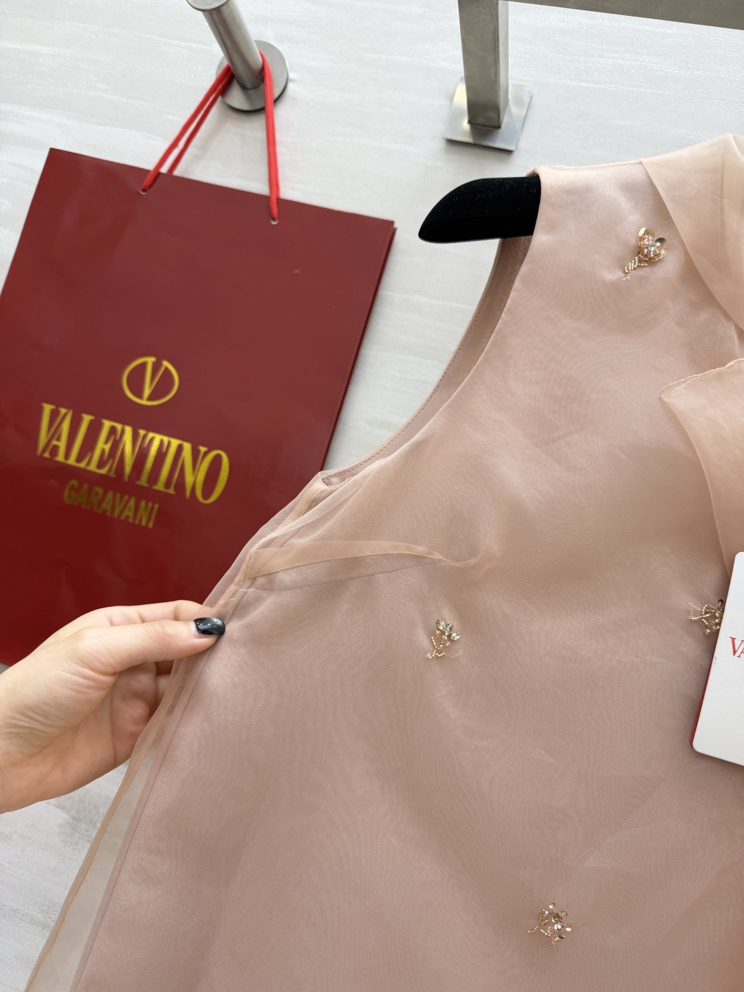 #Valentin♡²⁶裸粉欧根纱钉珠无袖连衣裙 人间富贵花本花 把温柔与贵气焊在身上 裸粉色欧根纱自带