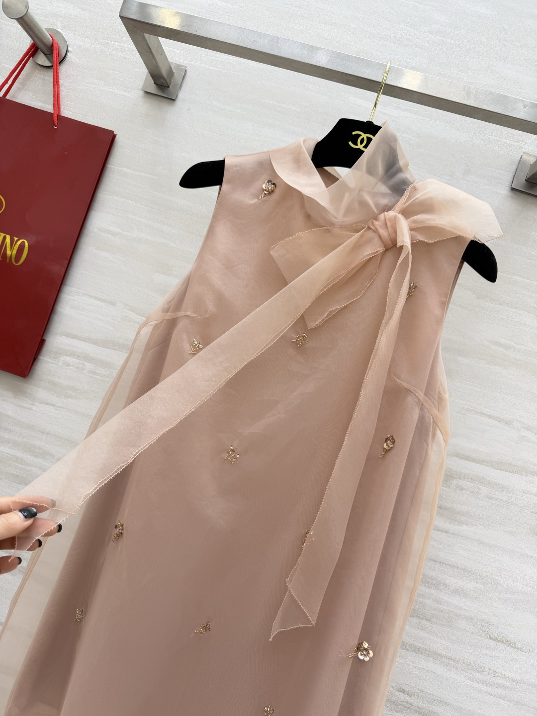 #Valentin♡²⁶裸粉欧根纱钉珠无袖连衣裙 人间富贵花本花 把温柔与贵气焊在身上 裸粉色欧根纱自带