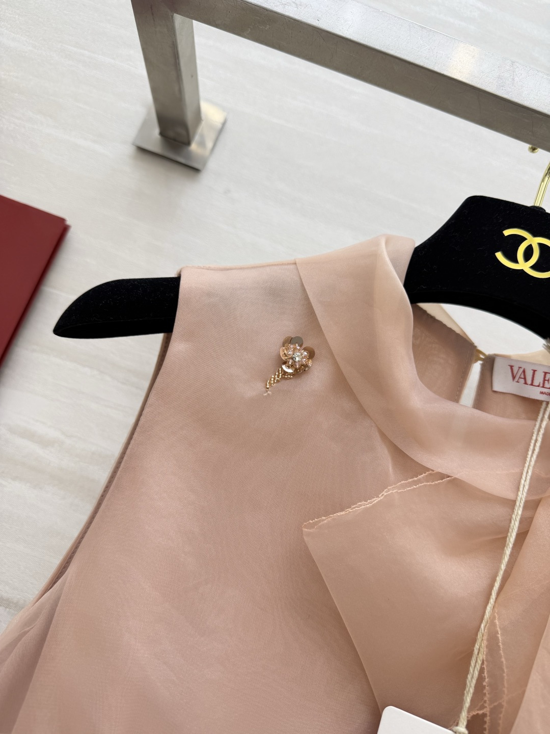 #Valentin♡²⁶裸粉欧根纱钉珠无袖连衣裙 人间富贵花本花 把温柔与贵气焊在身上 裸粉色欧根纱自带