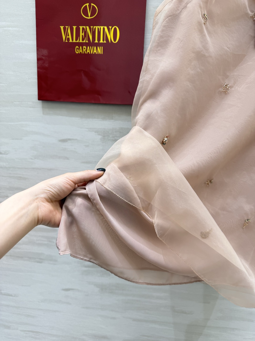 #Valentin♡²⁶裸粉欧根纱钉珠无袖连衣裙 人间富贵花本花 把温柔与贵气焊在身上 裸粉色欧根纱自带