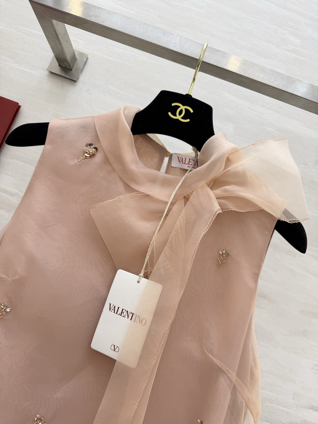 #Valentin♡²⁶裸粉欧根纱钉珠无袖连衣裙 人间富贵花本花 把温柔与贵气焊在身上 裸粉色欧根纱自带