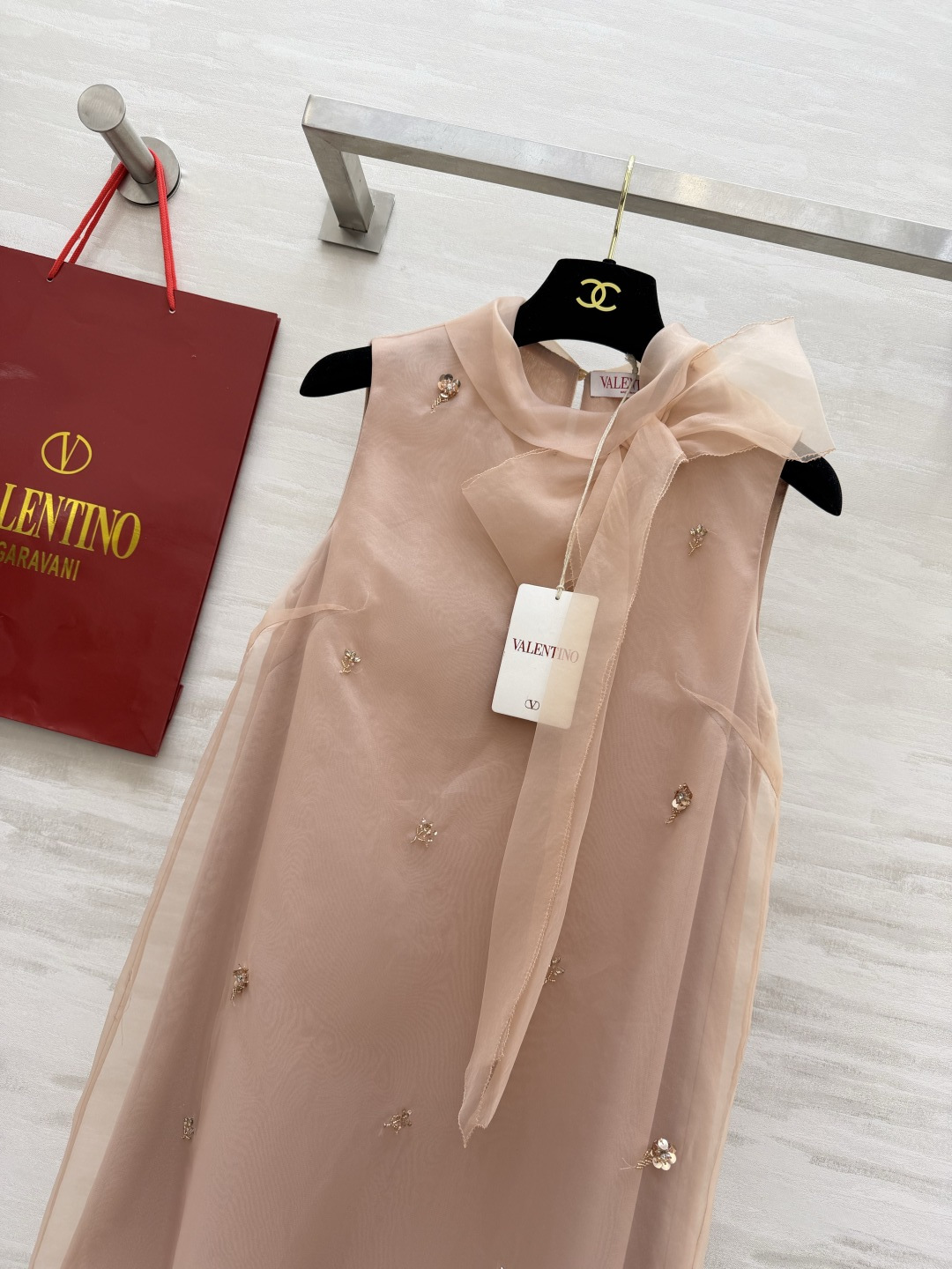 #Valentin♡²⁶裸粉欧根纱钉珠无袖连衣裙 人间富贵花本花 把温柔与贵气焊在身上 裸粉色欧根纱自带