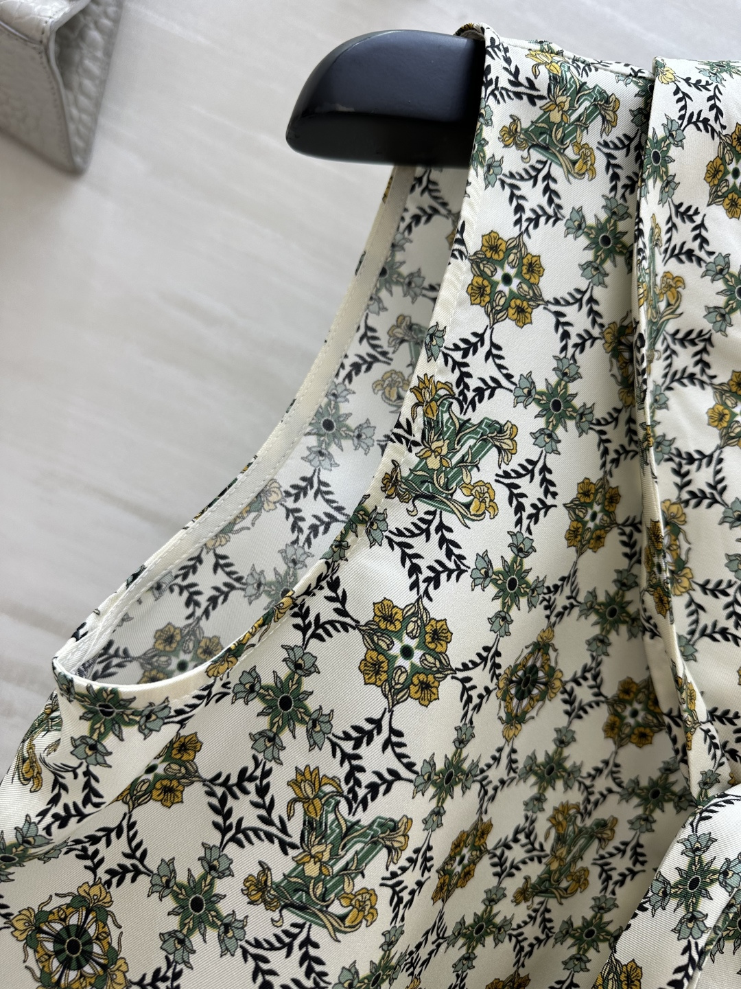 #Lvvv²⁶复古印花飘带无袖衬衫 把法式浪漫穿在身上 一眼沦陷的复古氛围感！米白底复古花卉格纹印花自带