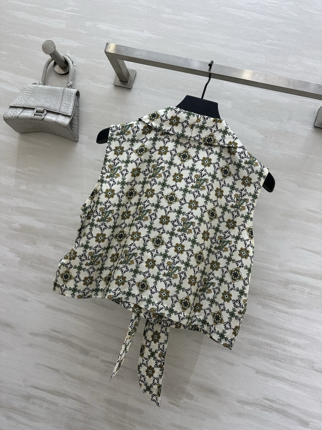 #Lvvv²⁶复古印花飘带无袖衬衫 把法式浪漫穿在身上 一眼沦陷的复古氛围感！米白底复古花卉格纹印花自带