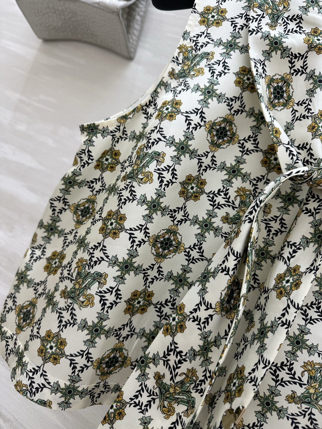 #Lvvv²⁶复古印花飘带无袖衬衫 把法式浪漫穿在身上 一眼沦陷的复古氛围感！米白底复古花卉格纹印花自带