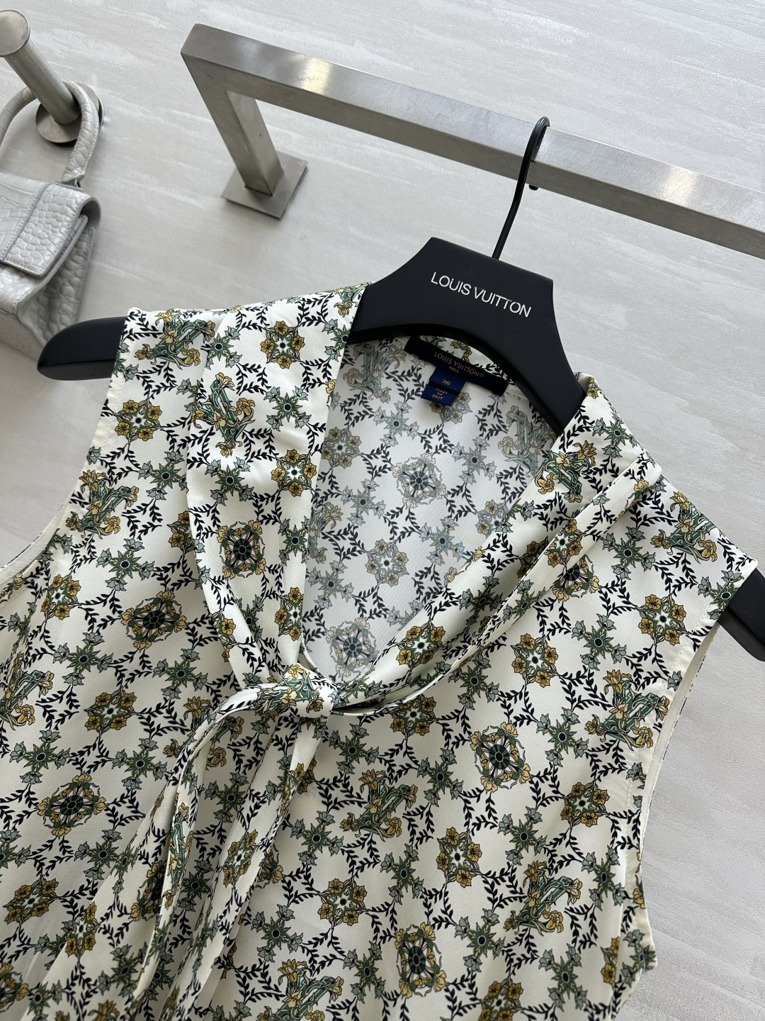 #Lvvv²⁶复古印花飘带无袖衬衫 把法式浪漫穿在身上 一眼沦陷的复古氛围感！米白底复古花卉格纹印花自带