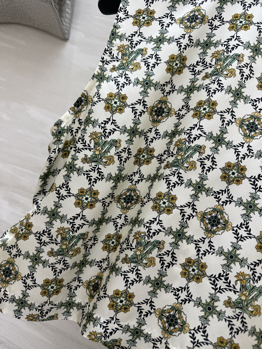 #Lvvv²⁶复古印花飘带无袖衬衫 把法式浪漫穿在身上 一眼沦陷的复古氛围感！米白底复古花卉格纹印花自带