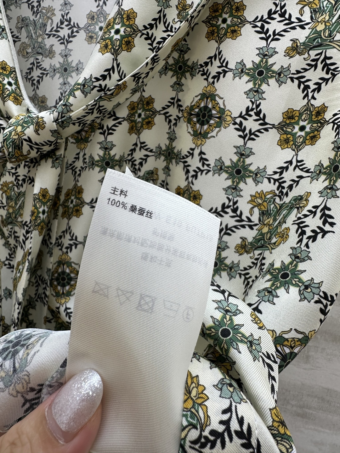 #Lvvv²⁶复古印花飘带无袖衬衫 把法式浪漫穿在身上 一眼沦陷的复古氛围感！米白底复古花卉格纹印花自带