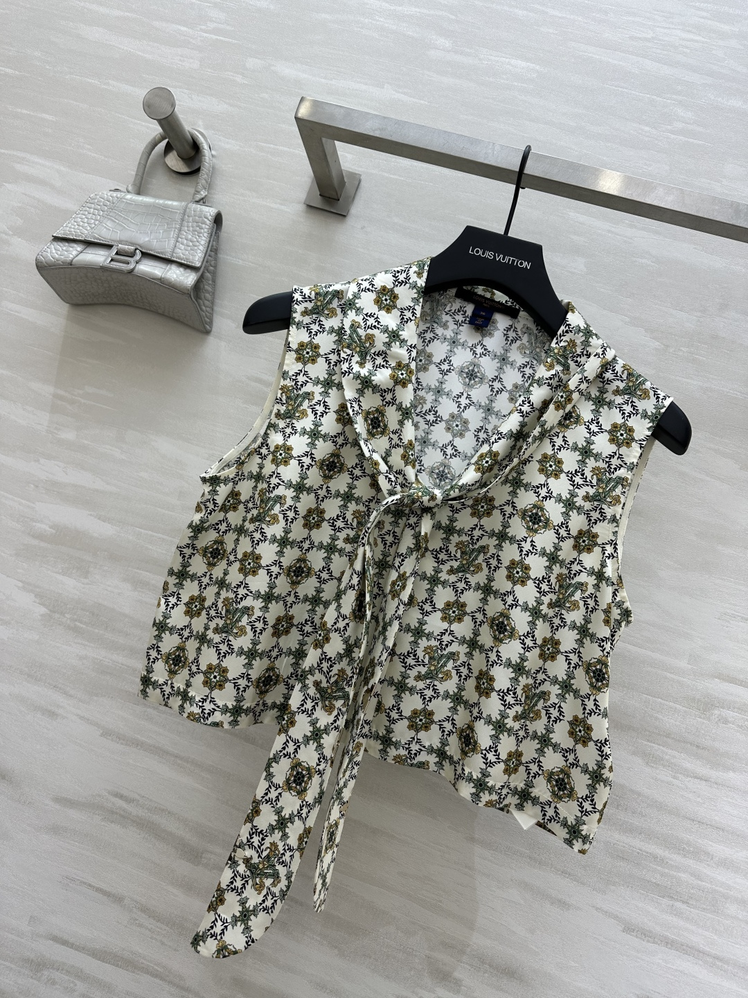 #Lvvv²⁶复古印花飘带无袖衬衫 把法式浪漫穿在身上 一眼沦陷的复古氛围感！米白底复古花卉格纹印花自带