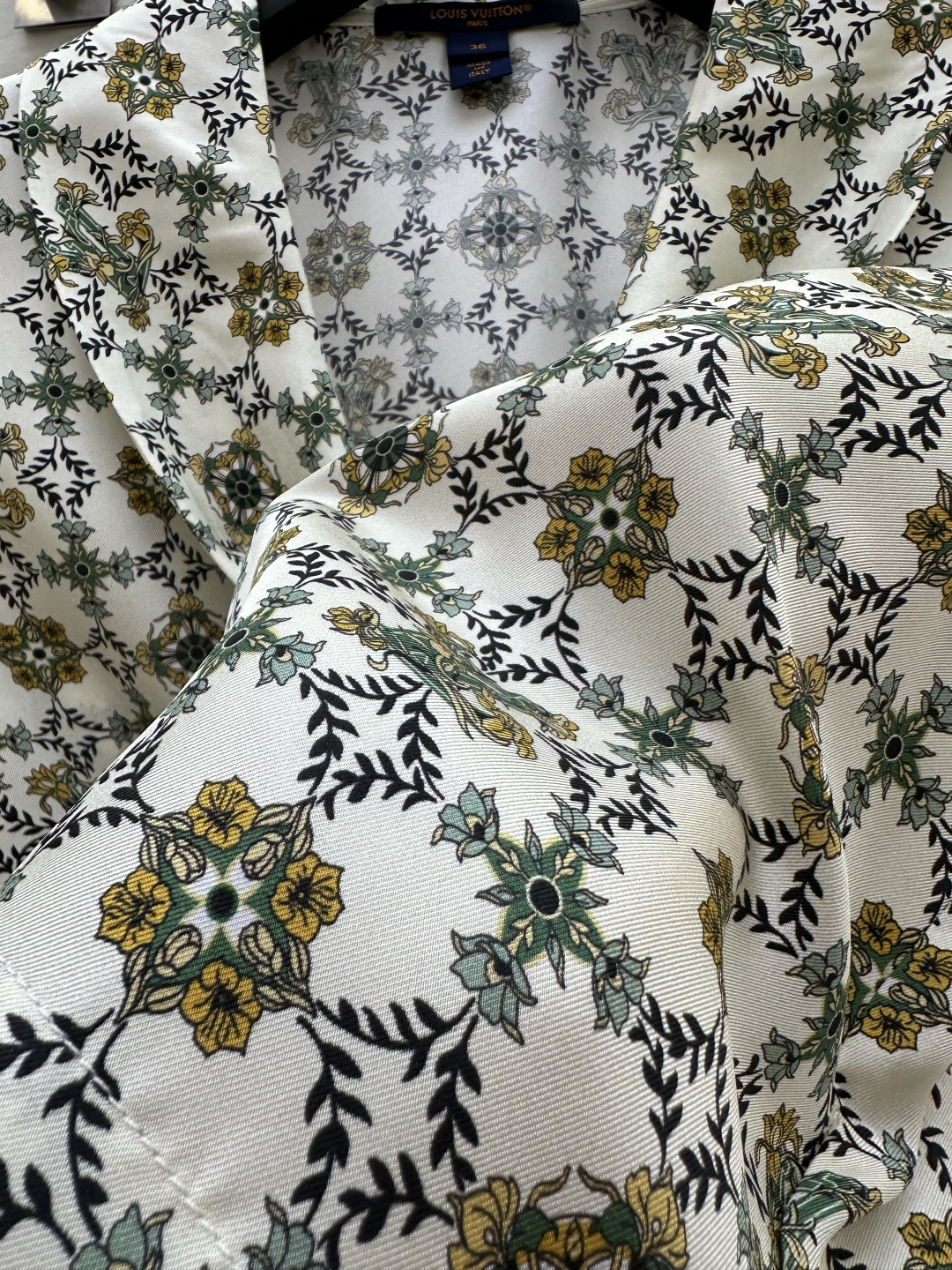 #Lvvv²⁶复古印花飘带无袖衬衫 把法式浪漫穿在身上 一眼沦陷的复古氛围感！米白底复古花卉格纹印花自带