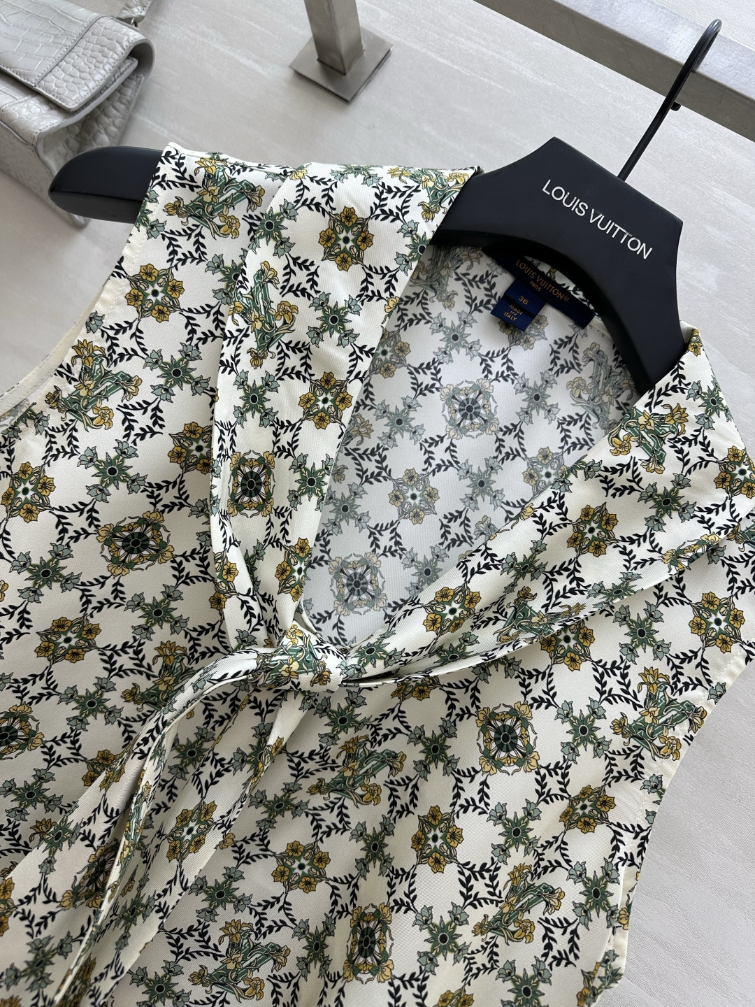 #Lvvv²⁶复古印花飘带无袖衬衫 把法式浪漫穿在身上 一眼沦陷的复古氛围感！米白底复古花卉格纹印花自带