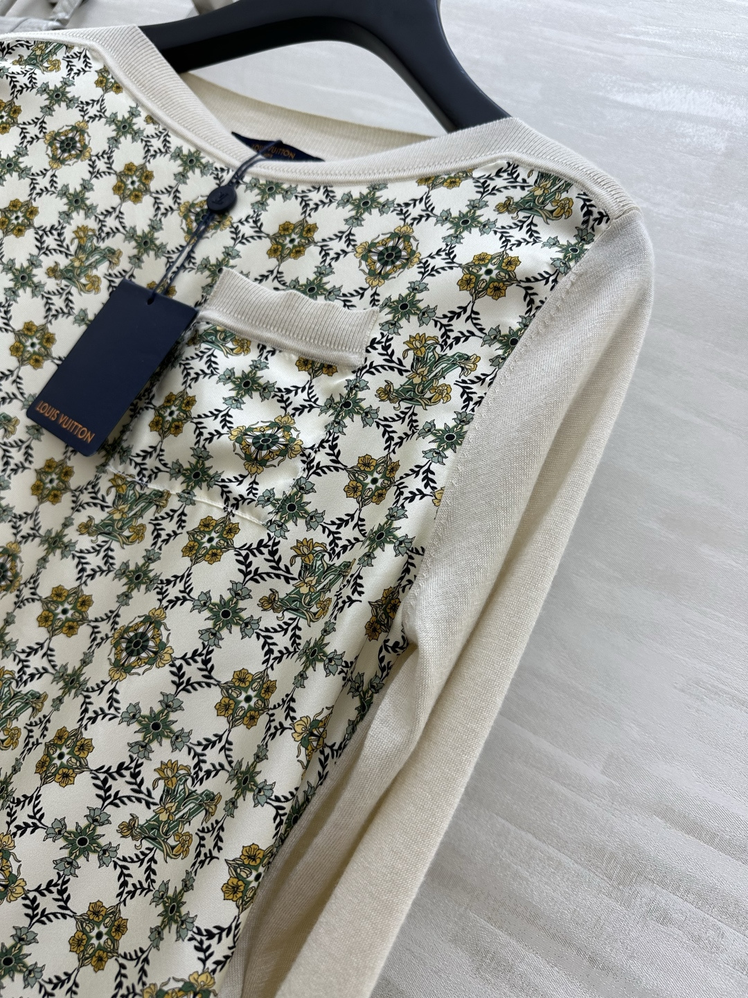 #Louis Vuitt♡²⁶复古印花拼接针织衫 老钱风穿搭天花板 米白软糯针织 复古满印真丝拼接 撞出