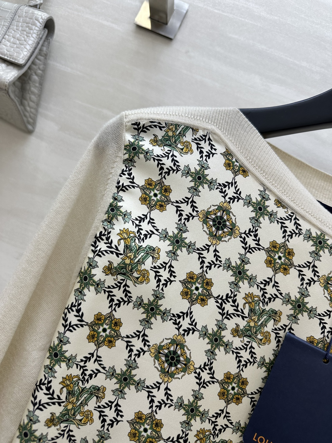 #Louis Vuitt♡²⁶复古印花拼接针织衫 老钱风穿搭天花板 米白软糯针织 复古满印真丝拼接 撞出