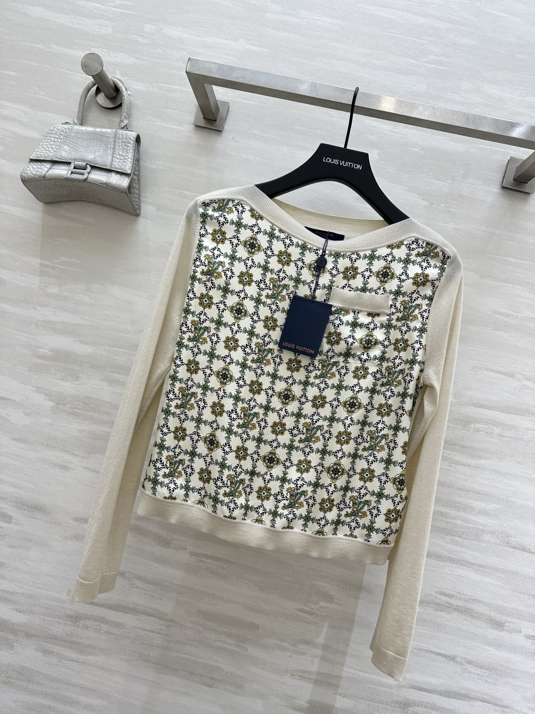 #Louis Vuitt♡²⁶复古印花拼接针织衫 老钱风穿搭天花板 米白软糯针织 复古满印真丝拼接 撞出
