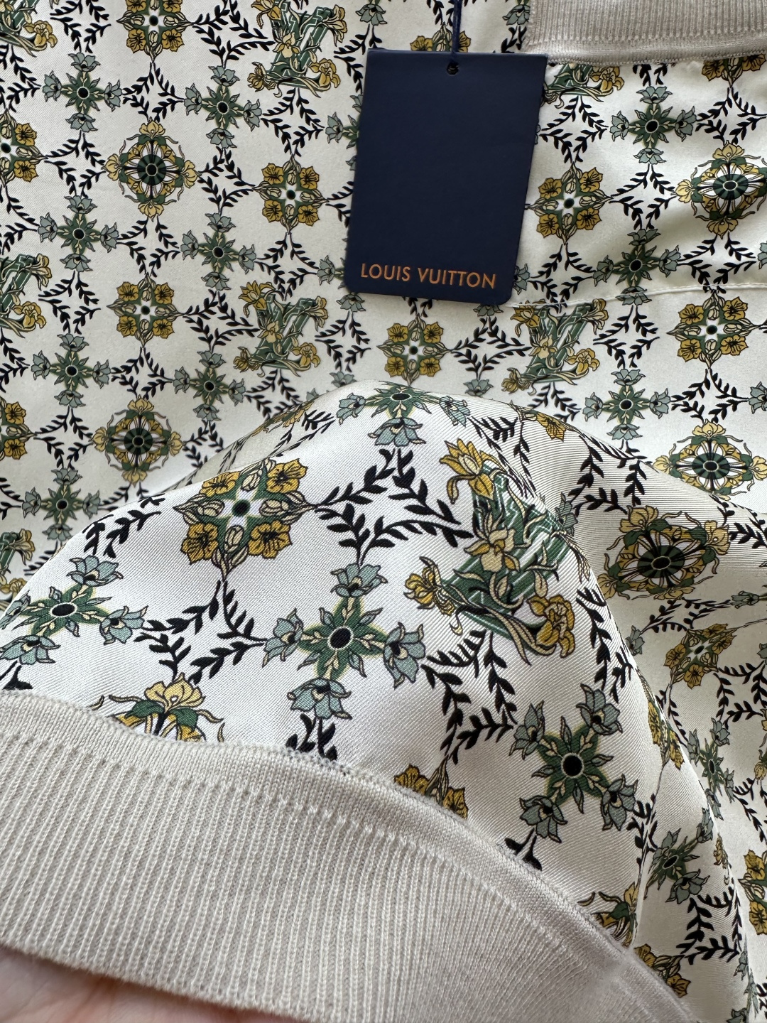 #Louis Vuitt♡²⁶复古印花拼接针织衫 老钱风穿搭天花板 米白软糯针织 复古满印真丝拼接 撞出