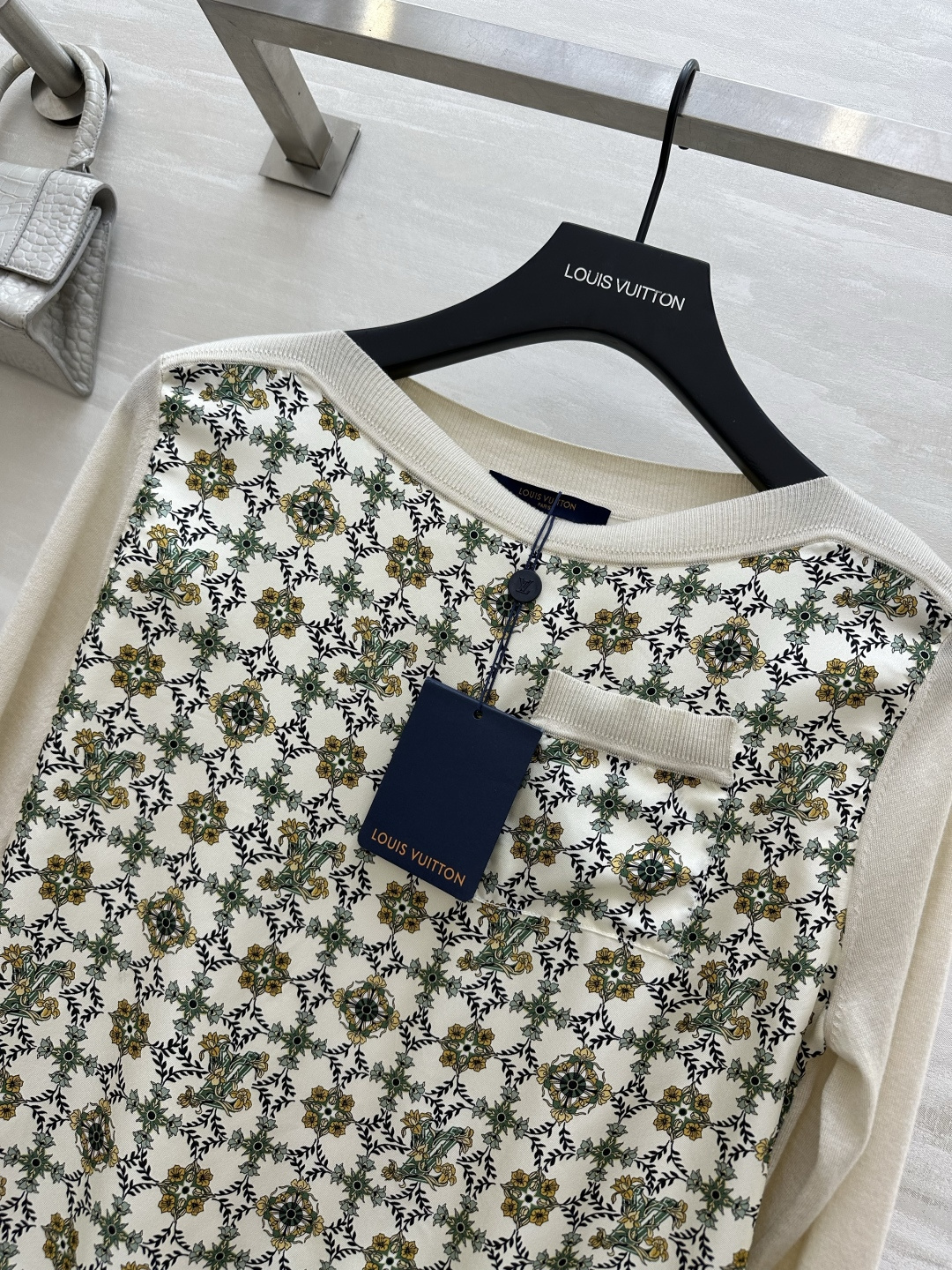 #Louis Vuitt♡²⁶复古印花拼接针织衫 老钱风穿搭天花板 米白软糯针织 复古满印真丝拼接 撞出
