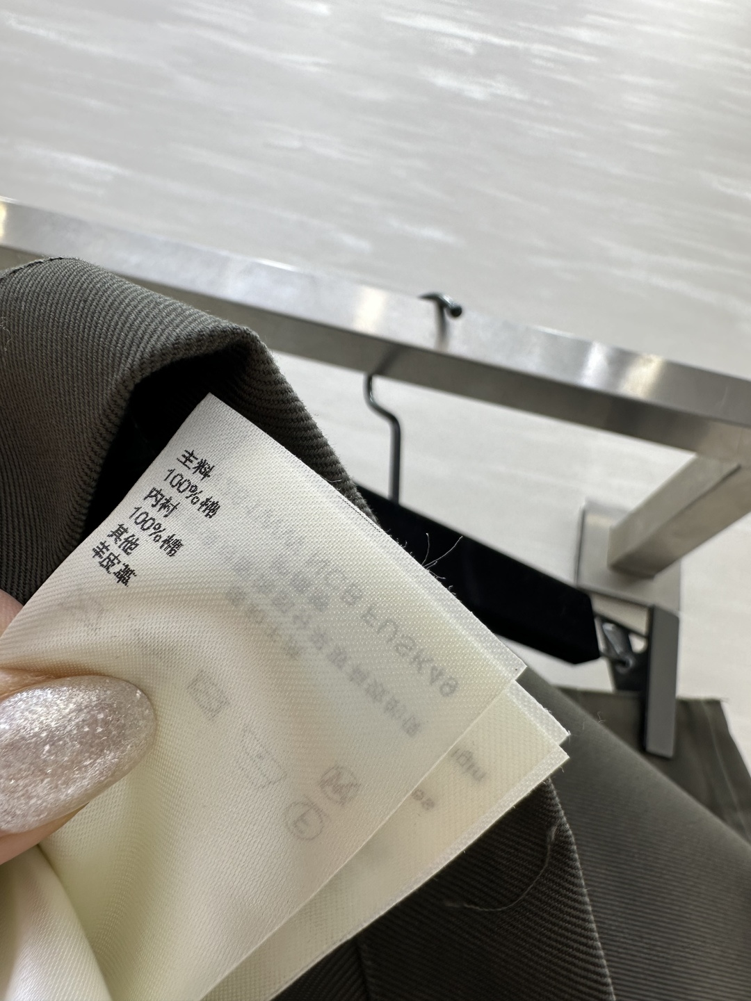 #Lvvv军旅风A字半裙 老钱风穿搭天花板 军绿色挺括面料 假两件叠门设计 自带复古滤镜✨真皮腰带 金属