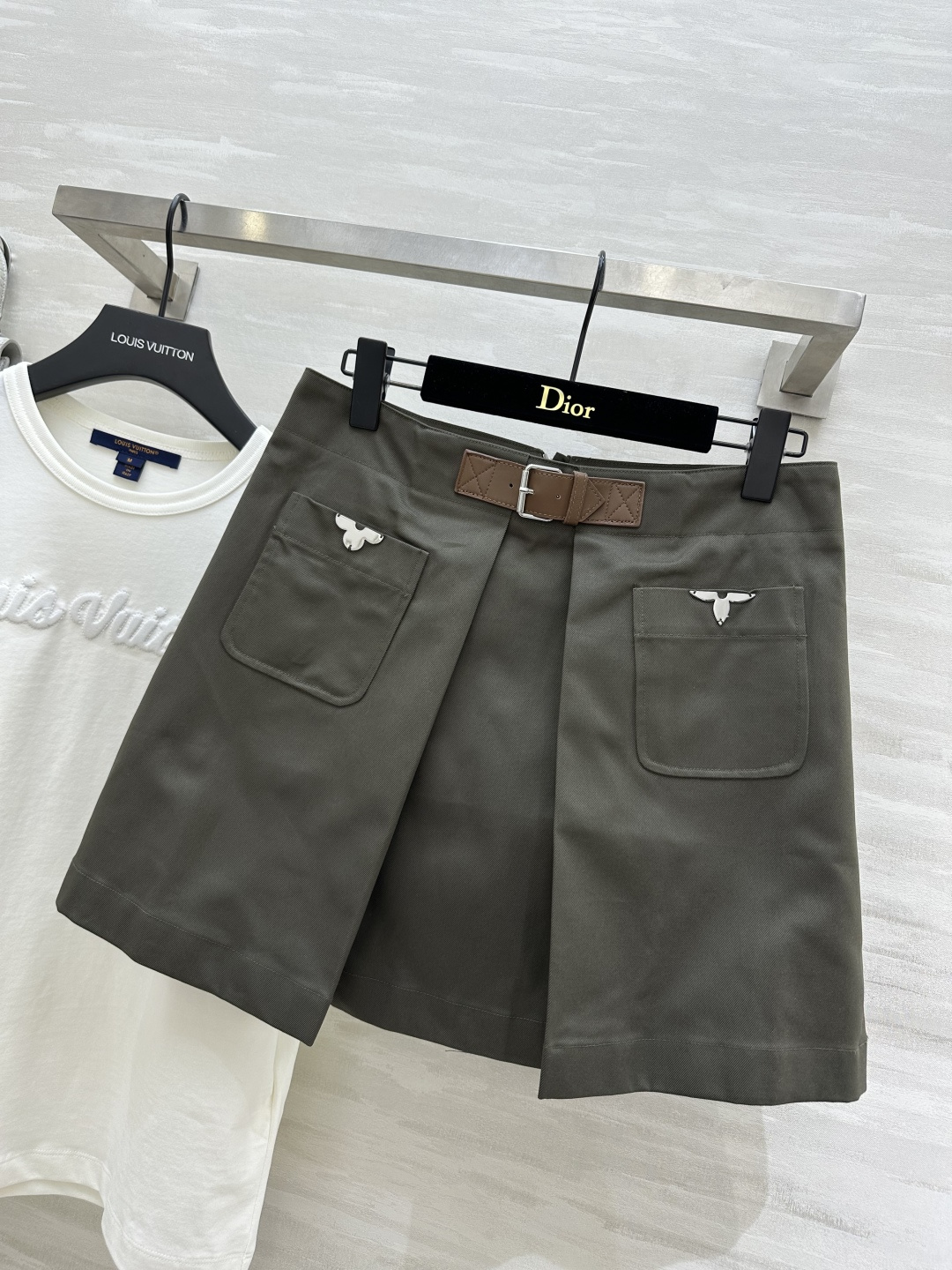 #Lvvv军旅风A字半裙 老钱风穿搭天花板 军绿色挺括面料 假两件叠门设计 自带复古滤镜✨真皮腰带 金属