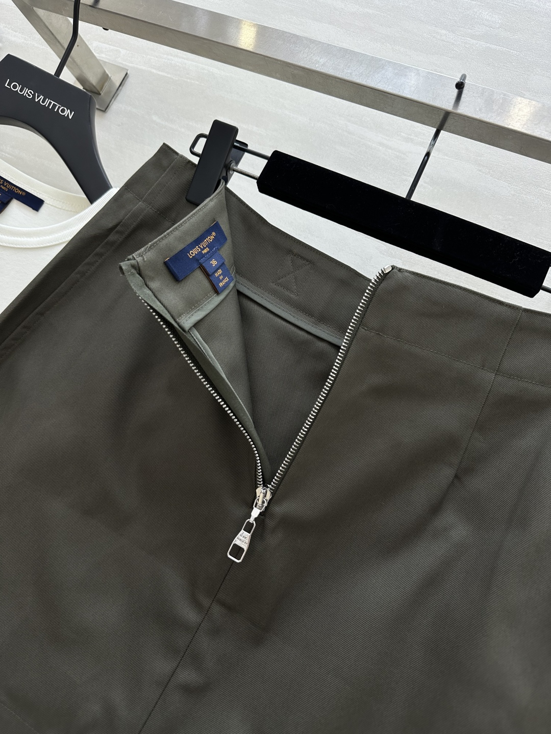 #Lvvv军旅风A字半裙 老钱风穿搭天花板 军绿色挺括面料 假两件叠门设计 自带复古滤镜✨真皮腰带 金属