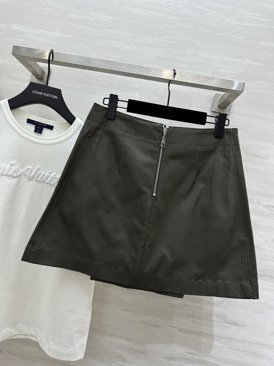 #Lvvv军旅风A字半裙 老钱风穿搭天花板 军绿色挺括面料 假两件叠门设计 自带复古滤镜✨真皮腰带 金属