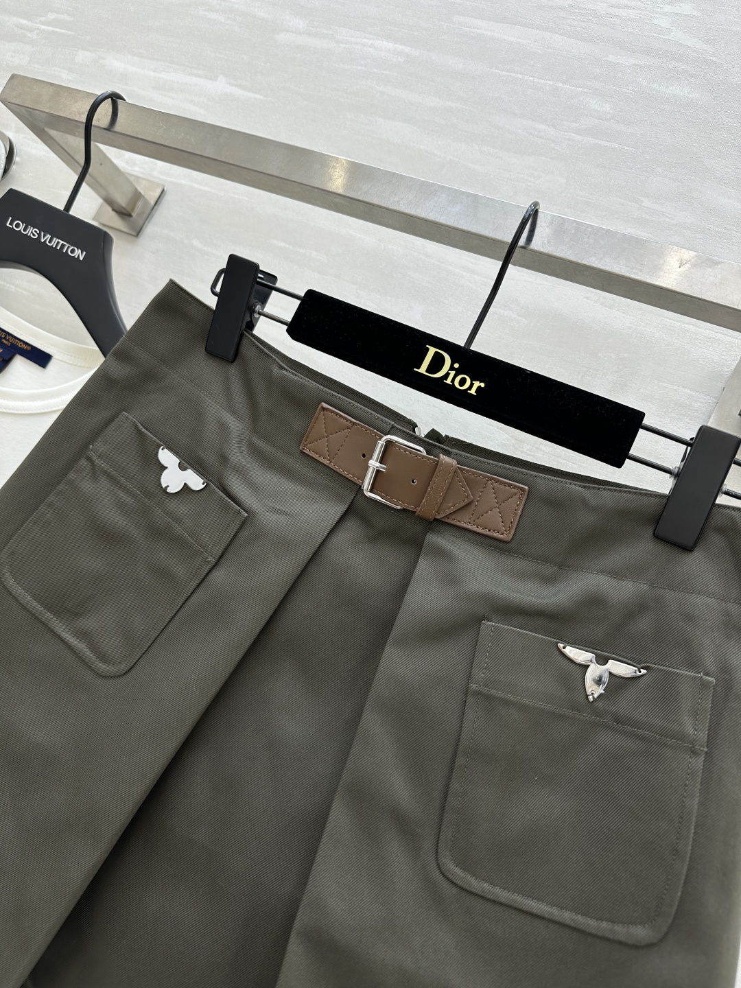 #Lvvv军旅风A字半裙 老钱风穿搭天花板 军绿色挺括面料 假两件叠门设计 自带复古滤镜✨真皮腰带 金属