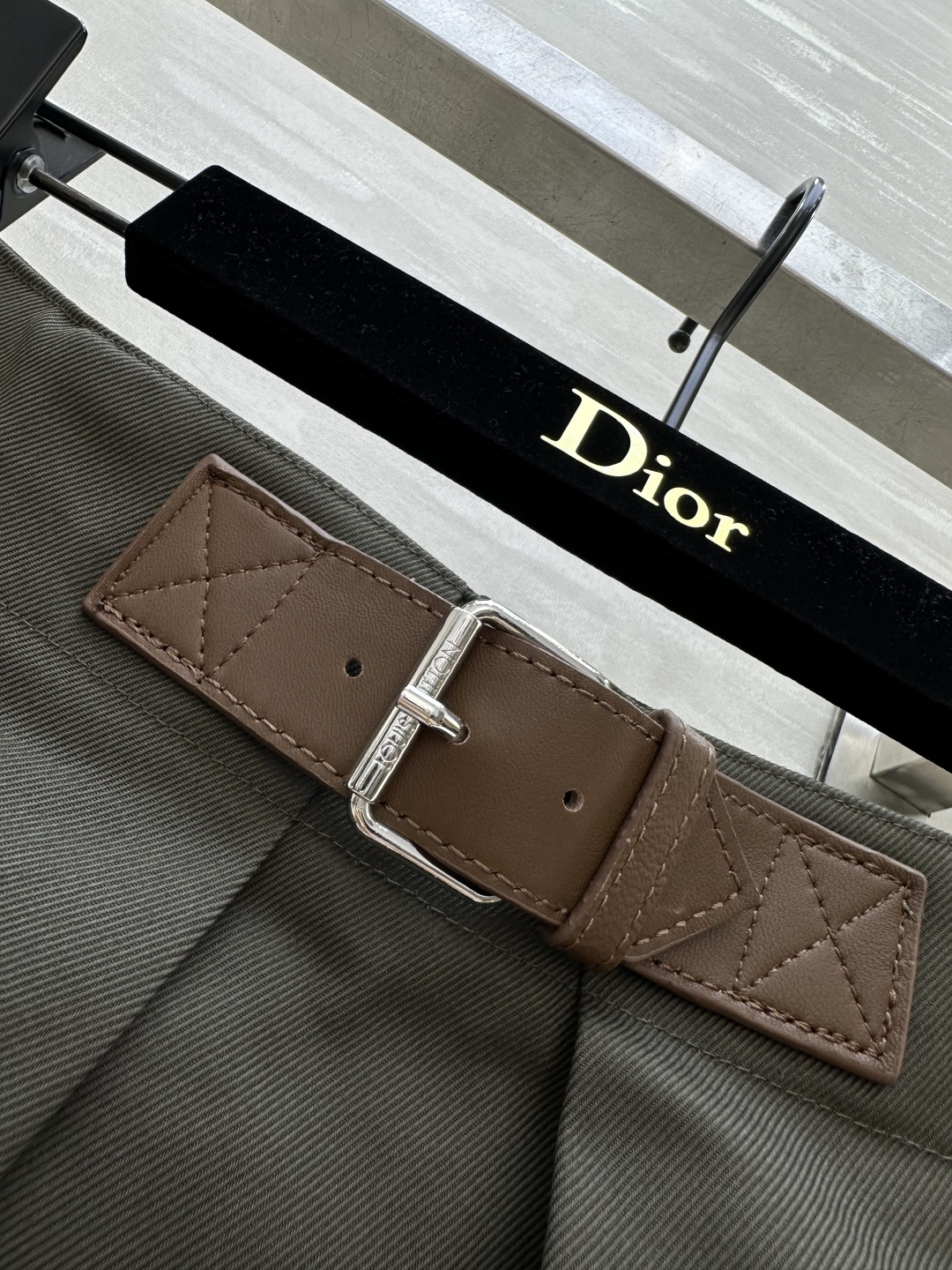 #Lvvv军旅风A字半裙 老钱风穿搭天花板 军绿色挺括面料 假两件叠门设计 自带复古滤镜✨真皮腰带 金属