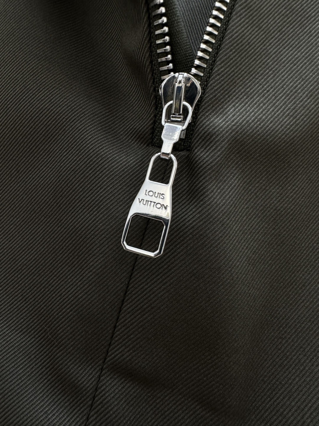 #Lvvv军旅风A字半裙 老钱风穿搭天花板 军绿色挺括面料 假两件叠门设计 自带复古滤镜✨真皮腰带 金属