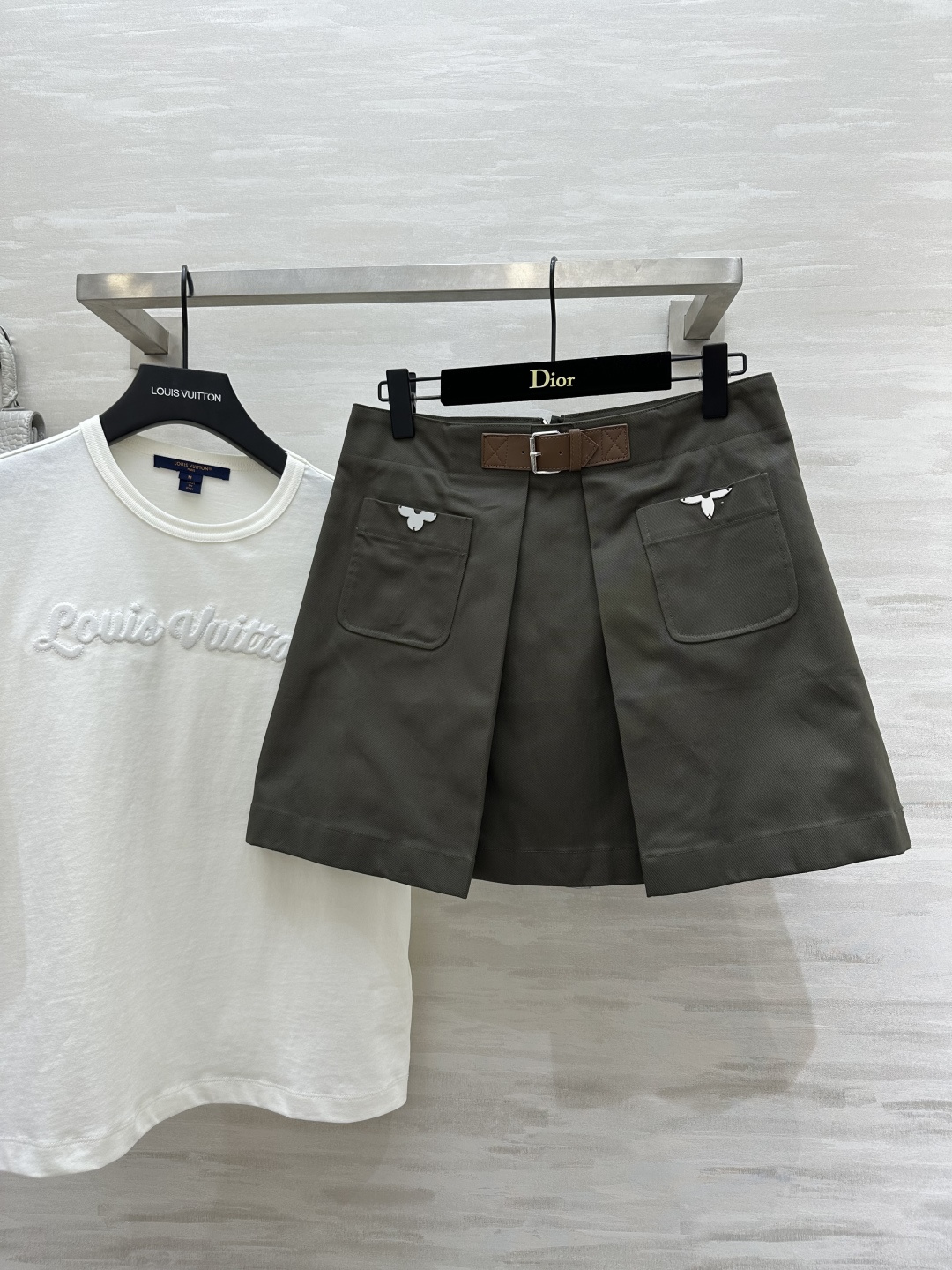 #Lvvv军旅风A字半裙 老钱风穿搭天花板 军绿色挺括面料 假两件叠门设计 自带复古滤镜✨真皮腰带 金属