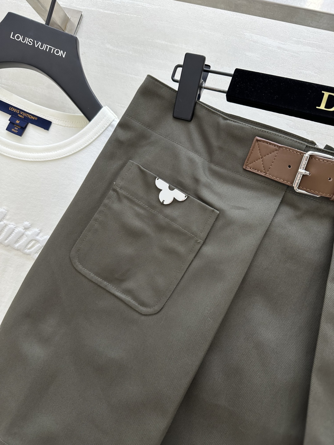 #Lvvv军旅风A字半裙 老钱风穿搭天花板 军绿色挺括面料 假两件叠门设计 自带复古滤镜✨真皮腰带 金属