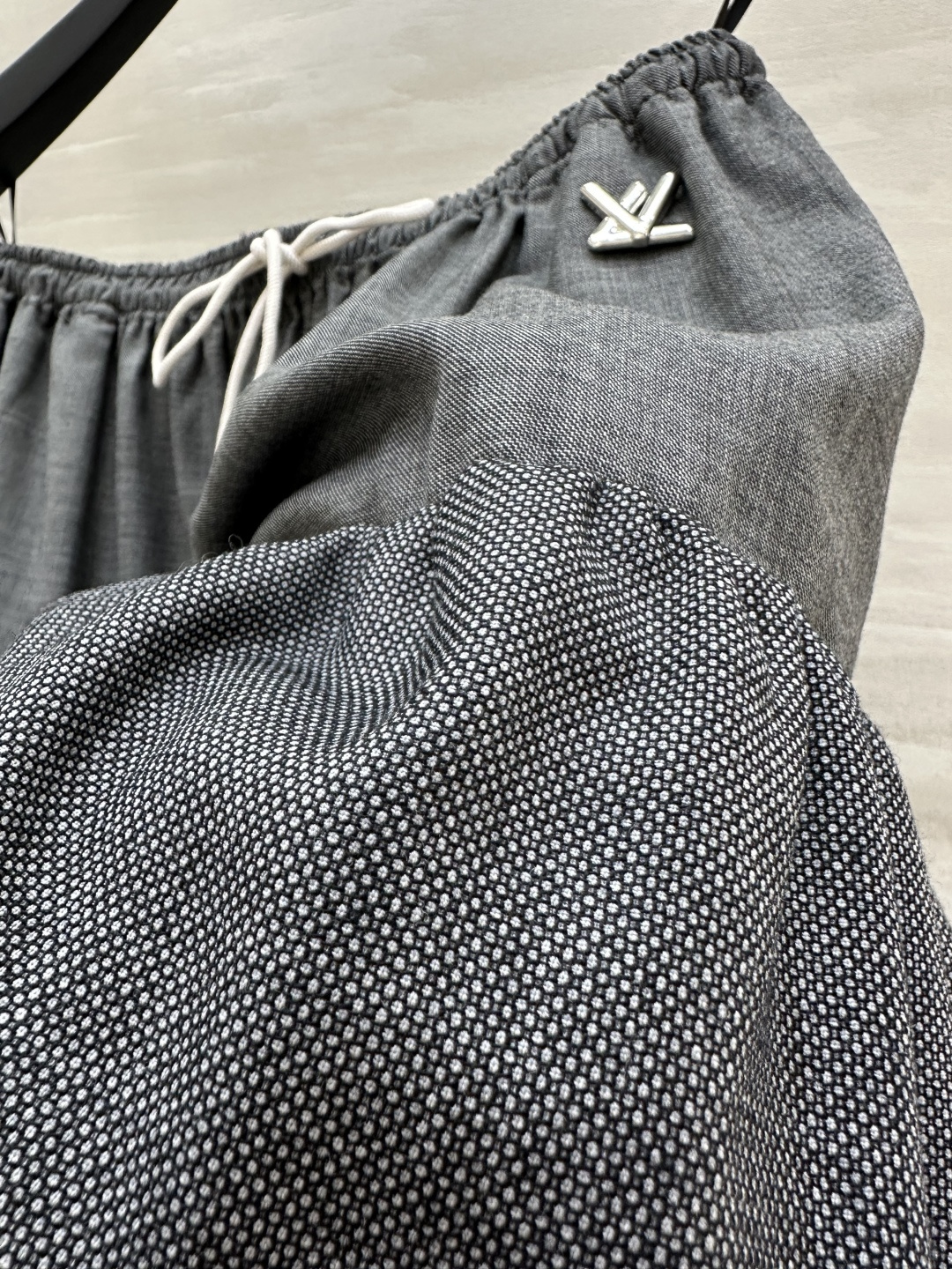 #Louis Vuitto♡²⁶灰调抽绳蛋糕半裙 甜妹本命款✨把甜酷感焊在身上的神仙半裙！灰调肌理感面料
