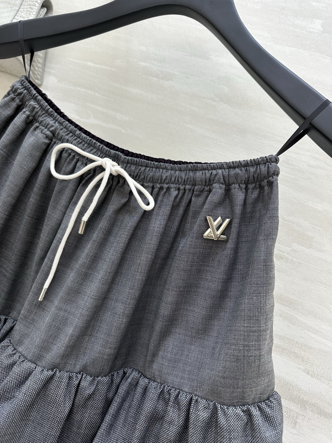 #Louis Vuitto♡²⁶灰调抽绳蛋糕半裙 甜妹本命款✨把甜酷感焊在身上的神仙半裙！灰调肌理感面料