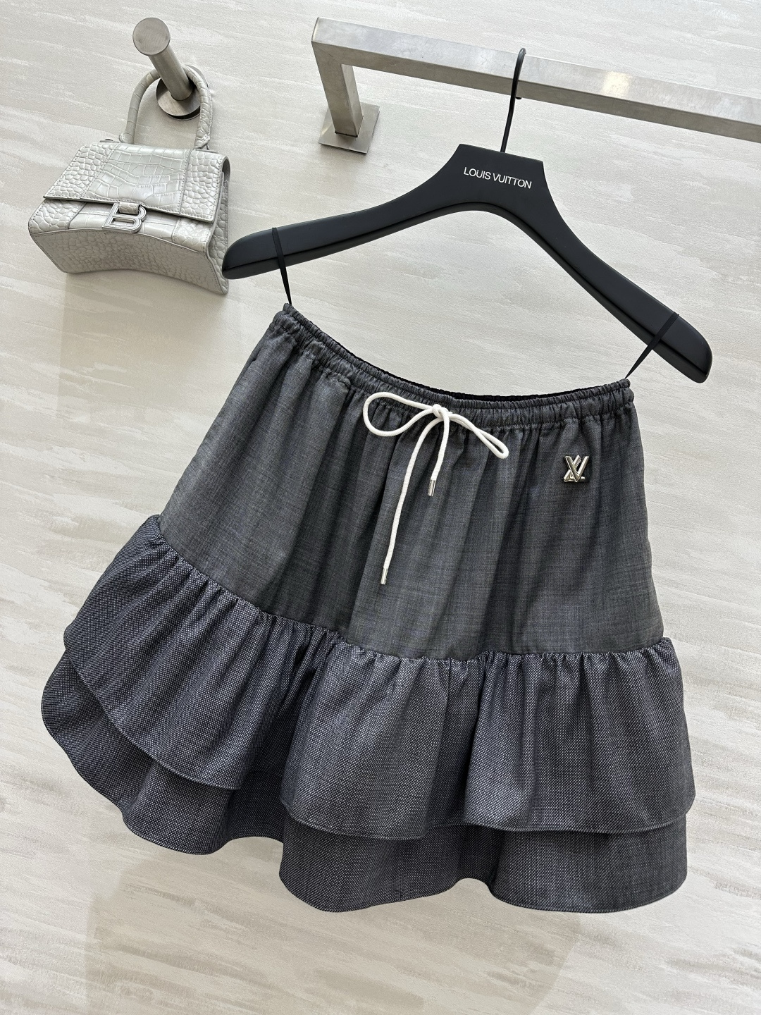 NO:803292,#LouisVuitto Gray Tone Drawstring Cake Skirt This is the perfect skirt for sweet girls that has a sweet and cool feel on their bodies!  The gray-toned textured fabric + double-layered cake skirt is smart and age-reducing. The elastic waist + drawstring design is not flattering on the figure. It hides the flesh and makes you look slimmer. LVvv metal logo embellishment is low-key and noble. It is full of details!  High quality customization, available in stock first sizeS/M/L,, louis vuitton, louis vuitton, skirts,19860909#Louis Vuitto灰调抽绳蛋糕半裙 甜妹本命款把甜酷感焊在身上的神仙半裙！灰调肌理感面料+双层蛋糕裙摆灵动又减龄 松紧腰+抽绳设计不挑身材 藏肉显瘦一绝 LVvv金属标点缀 低调又显贵 细节直接拉满！高品质定制 现货首发sizeS/M/L,,louis vuitton,louis vuitton,skirts,,Women's clothing