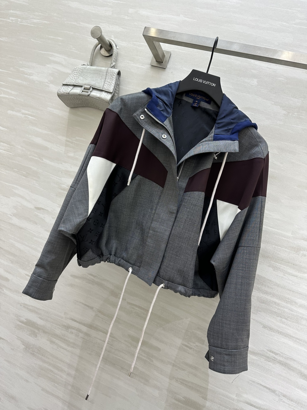 #Louis Vuitto♡²⁶拼色连帽短款夹克 | 把高级感穿在身上 LVvv年度颜值天花板！灰调格纹