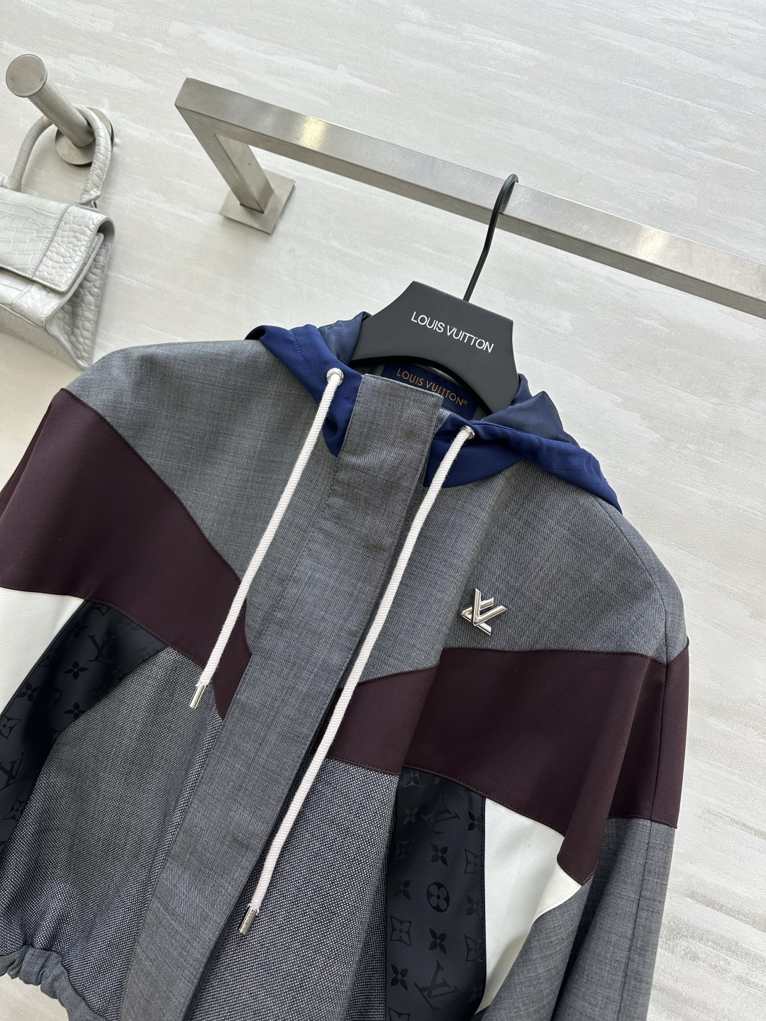 #Louis Vuitto♡²⁶拼色连帽短款夹克 | 把高级感穿在身上 LVvv年度颜值天花板！灰调格纹