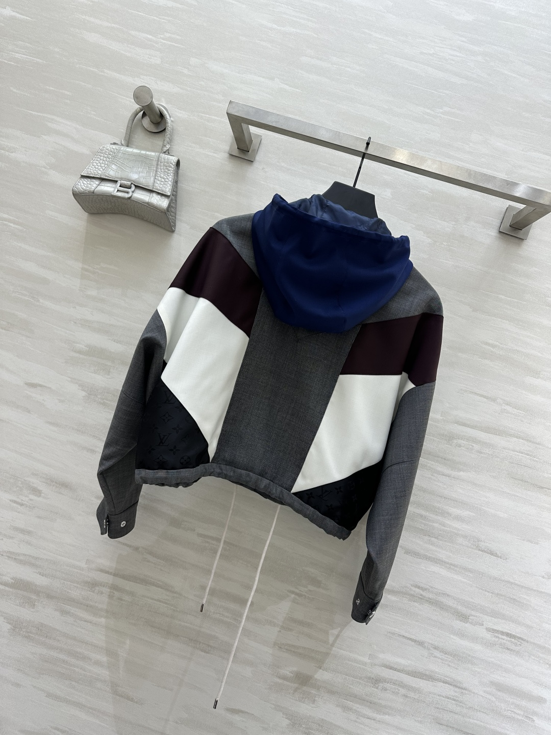 #Louis Vuitto♡²⁶拼色连帽短款夹克 | 把高级感穿在身上 LVvv年度颜值天花板！灰调格纹
