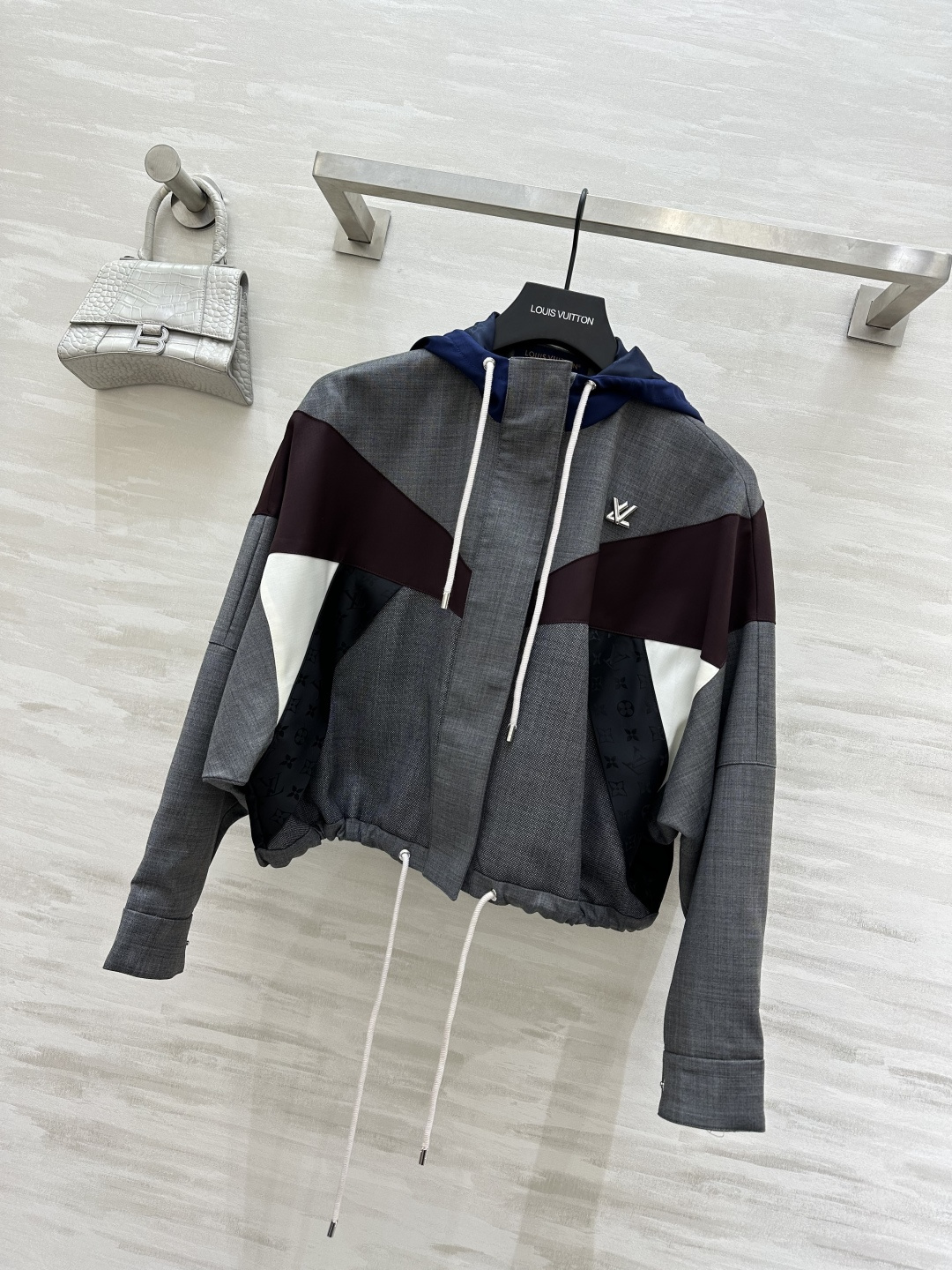 #Louis Vuitto♡²⁶拼色连帽短款夹克 | 把高级感穿在身上 LVvv年度颜值天花板！灰调格纹