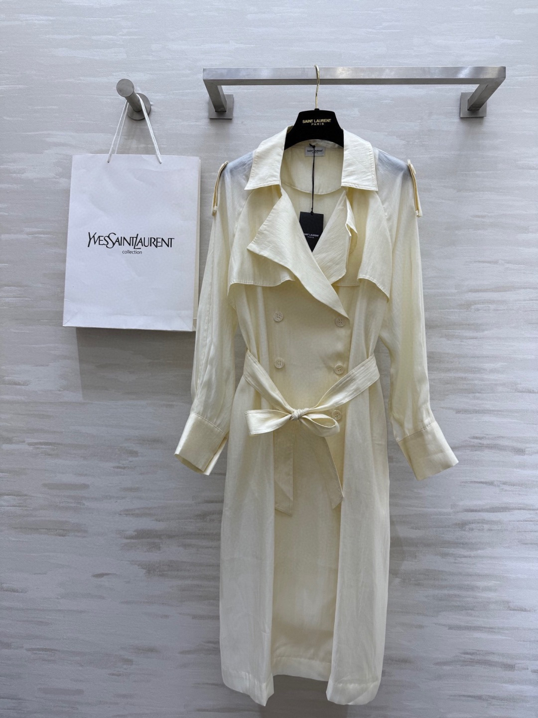 #ysl²⁶春夏新款 天丝风衣 高品质 现货首发size：S/M/L（s码胸围：114， 衣长：114）