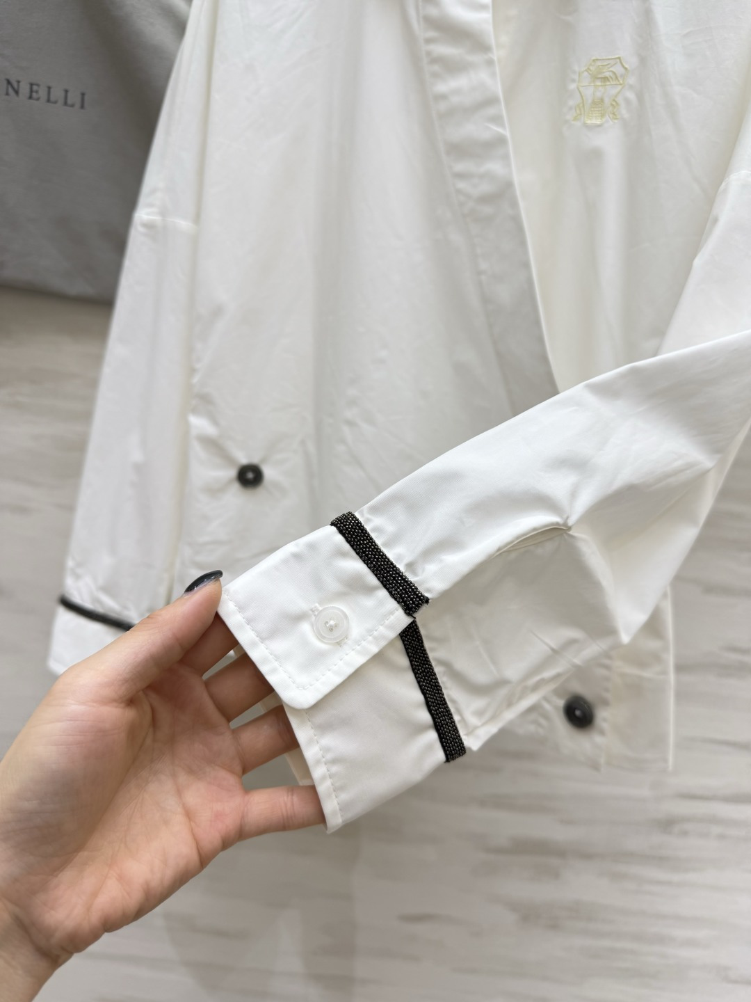 #Brunello Cucinell♡²⁶斜襟双排扣白衬衫 斜襟双排扣设计，打破常规随性又时髦✨胸口精致