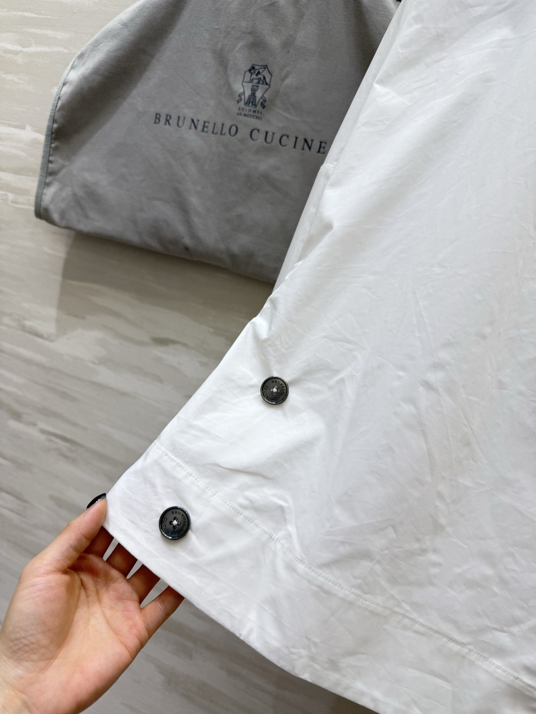 #Brunello Cucinell♡²⁶斜襟双排扣白衬衫 斜襟双排扣设计，打破常规随性又时髦✨胸口精致