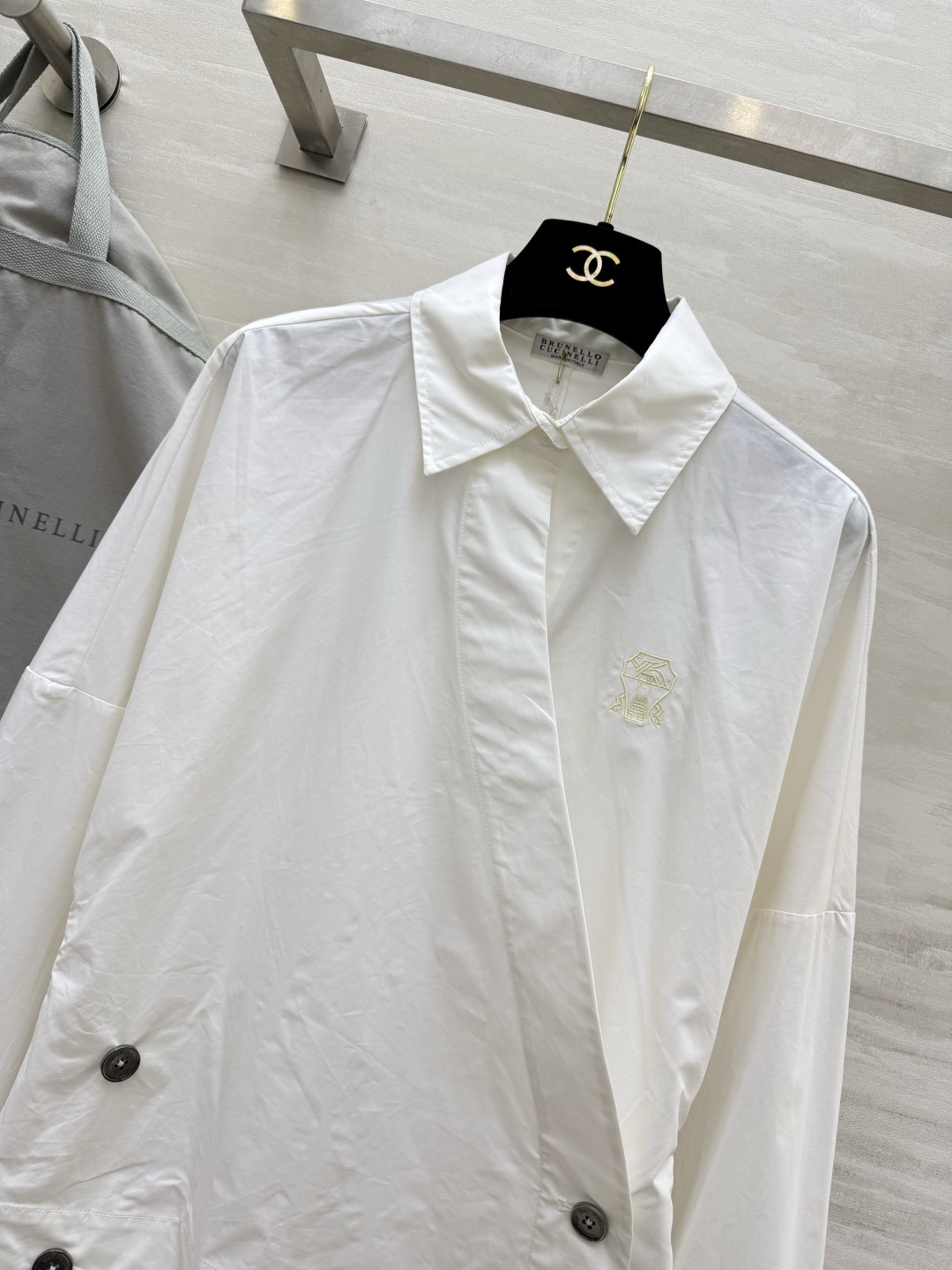#Brunello Cucinell♡²⁶斜襟双排扣白衬衫 斜襟双排扣设计，打破常规随性又时髦✨胸口精致