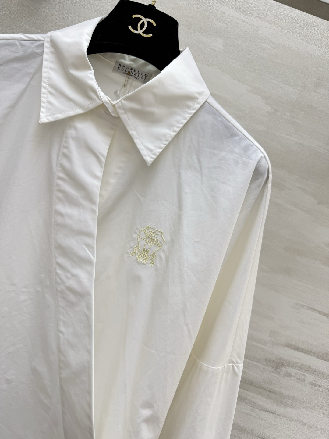 #Brunello Cucinell♡²⁶斜襟双排扣白衬衫 斜襟双排扣设计，打破常规随性又时髦✨胸口精致