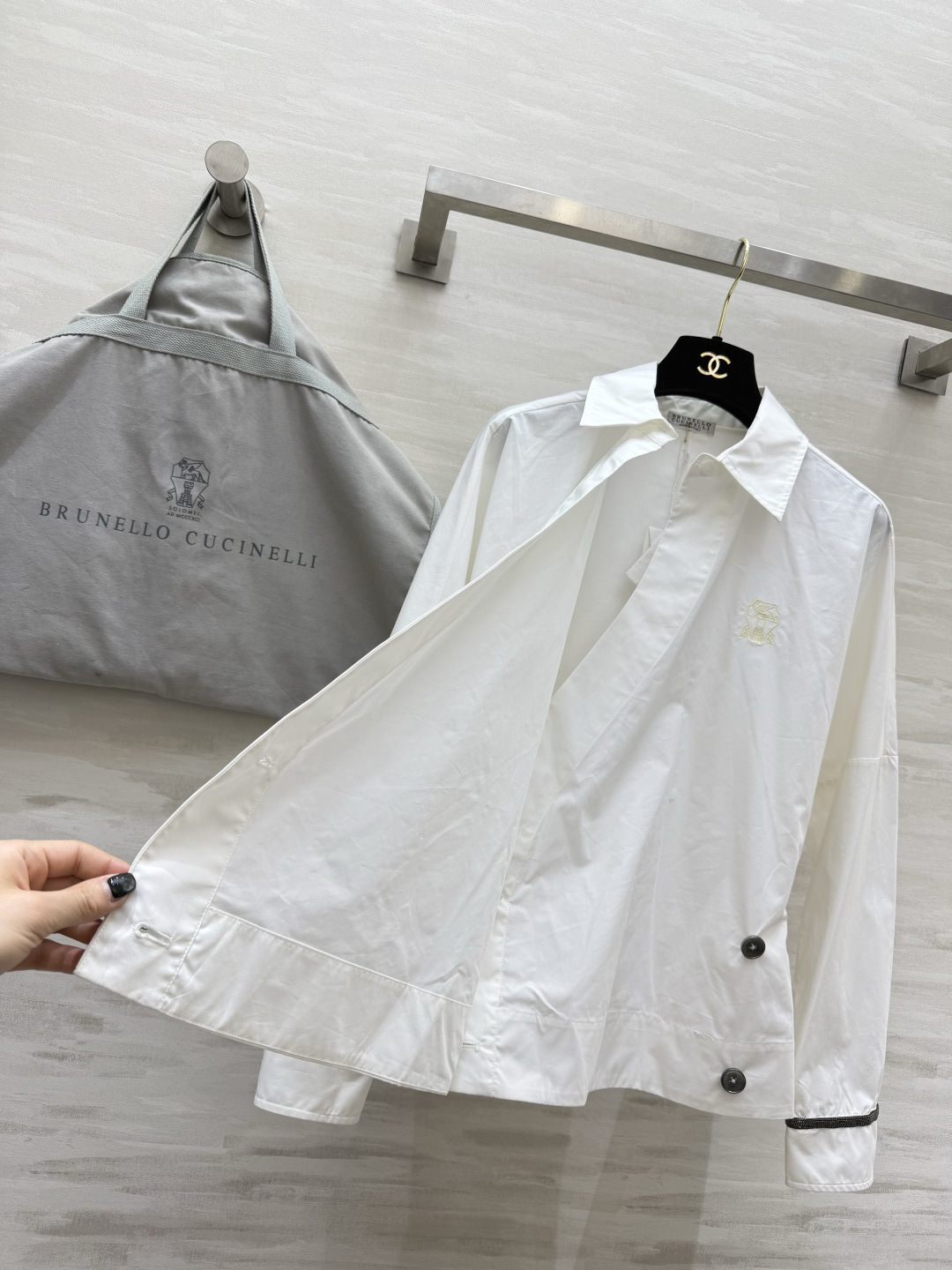 #Brunello Cucinell♡²⁶斜襟双排扣白衬衫 斜襟双排扣设计，打破常规随性又时髦✨胸口精致