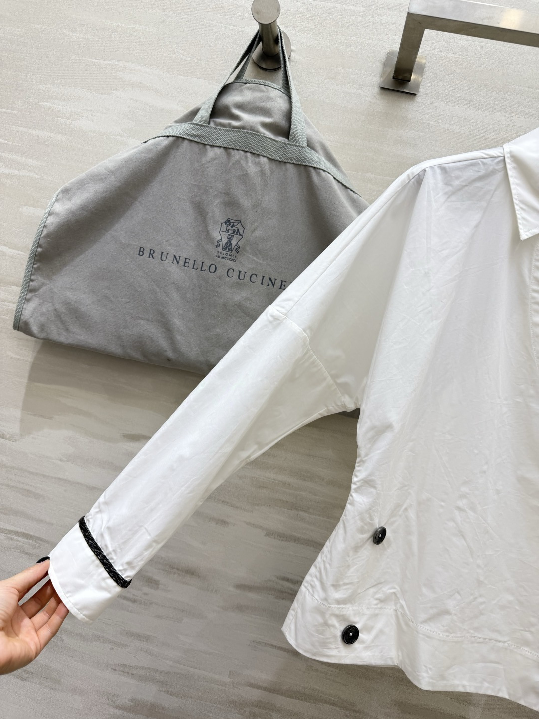 #Brunello Cucinell♡²⁶斜襟双排扣白衬衫 斜襟双排扣设计，打破常规随性又时髦✨胸口精致