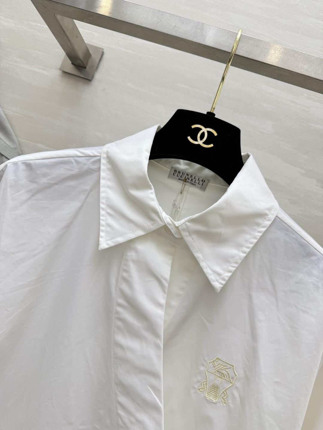 #Brunello Cucinell♡²⁶斜襟双排扣白衬衫 斜襟双排扣设计，打破常规随性又时髦✨胸口精致