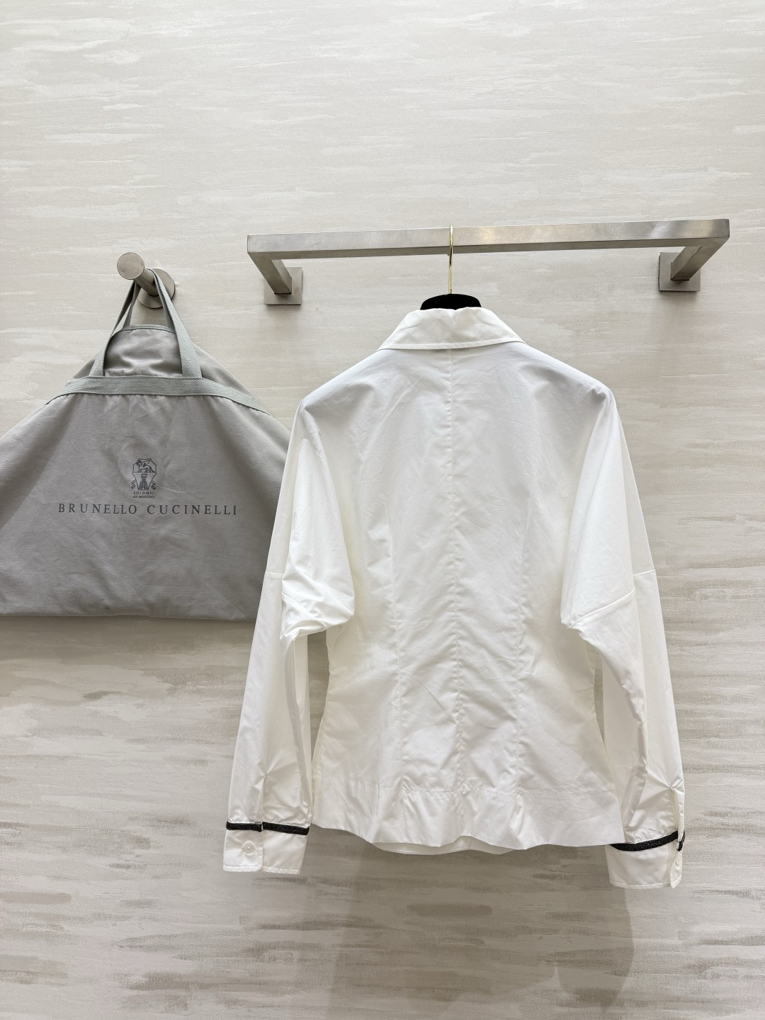 #Brunello Cucinell♡²⁶斜襟双排扣白衬衫 斜襟双排扣设计，打破常规随性又时髦✨胸口精致